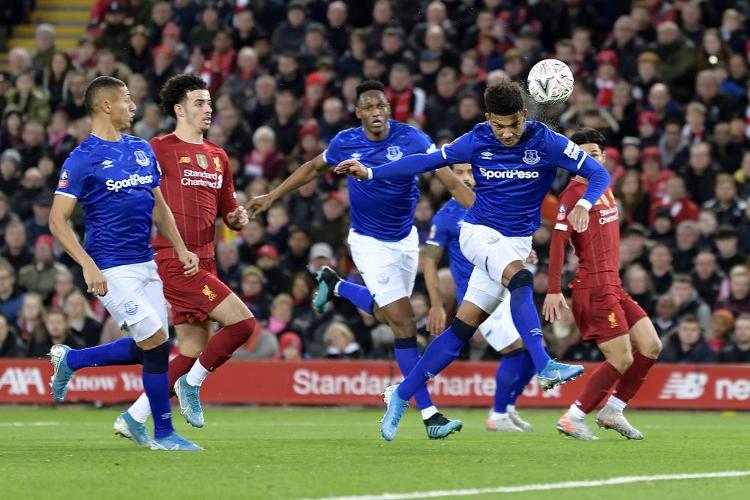 中场核心连续突破防守制造射门机会