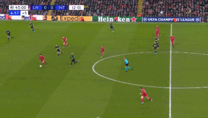 国脚连续射门被封堵仍不气馁